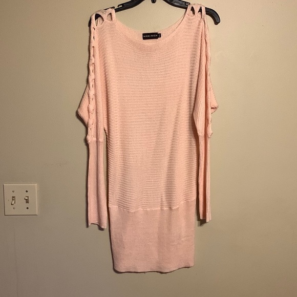 Light weight, spring time sweater. - Picture 1 of 5